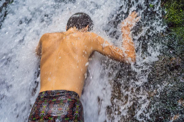 Giovane turista alle Sorgenti Sante Sebatu a Bali — Foto Stock