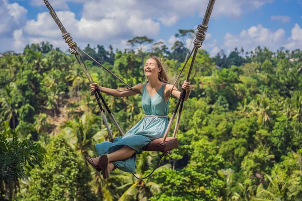 Junge Frau im Dschungel-Regenwald von Bali Island, Indonesien. Schaukel in den Tropen. Schaukeln - Trend der Bali — Stockfoto