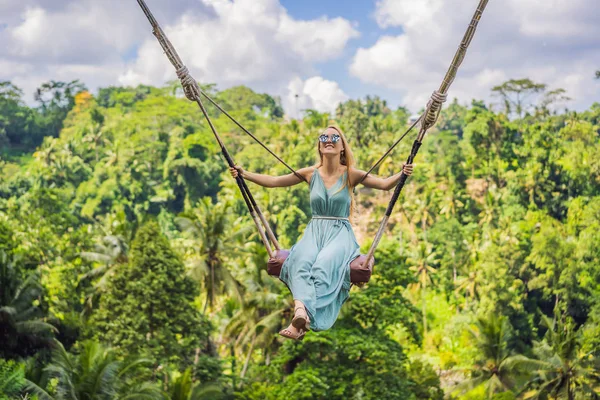 Junge Frau im Dschungel-Regenwald von Bali Island, Indonesien. Schaukel in den Tropen. Schaukeln - Trend der Bali — Stockfoto