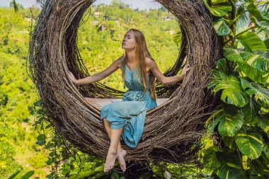 Bali trendi, her yerde saman yuvaları. Genç turist Bali adası, Endonezya etrafında onu seyahat zevk. Güzel bir tepede mola. Saman yuvasında fotoğraf, doğal bir çevre. Yaşam tarzı