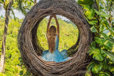Bali trendi, her yerde saman yuvaları. Genç turist Bali adası, Endonezya etrafında onu seyahat zevk. Güzel bir tepede mola. Saman yuvasında fotoğraf, doğal bir çevre. Yaşam tarzı