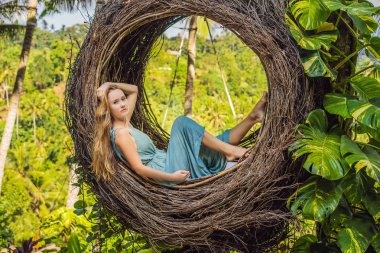 Bali trendi, her yerde saman yuvaları. Genç turist Bali adası, Endonezya etrafında onu seyahat zevk. Güzel bir tepede mola. Saman yuvasında fotoğraf, doğal bir çevre. Yaşam tarzı