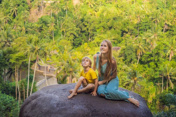 Мама і син туристи на камені над джунглів. Подорож з дітьми концепцію. Що робити з дітьми. Дитяче місце — стокове фото
