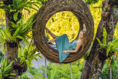 Bali trendi, her yerde saman yuvaları. Genç turist Bali adası, Endonezya etrafında onu seyahat zevk. Güzel bir tepede mola. Saman yuvasında fotoğraf, doğal bir çevre. Yaşam tarzı