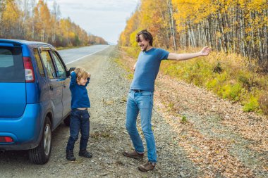 Babam ve oğlum yol kenarında bir yolculuğa dinleniyorlar. Çocuk konsepti ile yol gezisi