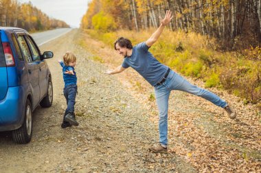 Babam ve oğlum yol kenarında bir yolculuğa dinleniyorlar. Çocuk konsepti ile yol gezisi