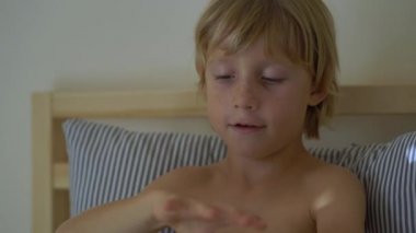 küçük bir çocuk hastalıktan onun iyileşme kutluyor peçete atma