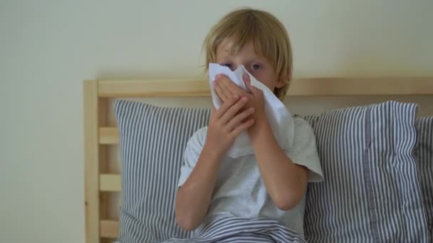 Menino doente numa cama. Conceito de gripe infantil — Vídeo de Stock