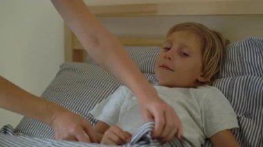 Yatakta hasta küçük çocuk. Bebek gribi kavramı