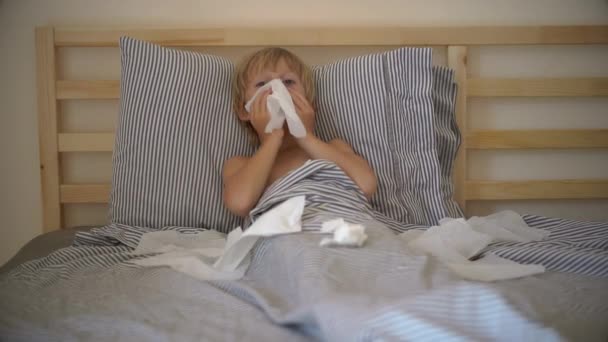 Superslowmotion disparo de un niño enfermo en una cama. Concepto de gripe infantil — Vídeo de stock