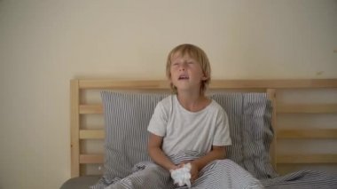 Hastalıktan iyileşmesini kutlayan peçete leri atan küçük bir çocuğun superslowmotion çekimi