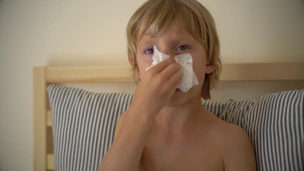 Суперслоумовно застрелений маленький хлопчик у ліжку. Концепція дитячого грипу — стокове відео
