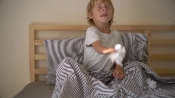 Superzeitlupenaufnahme eines kleinen Jungen, der Servietten wirft, um seine Genesung zu feiern — Stockvideo