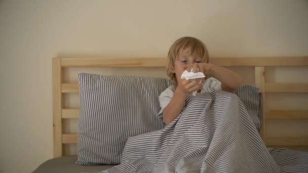 Superslowmotion disparo de un niño pequeño lanzando servilletas celebrando su recuperación de la enfermedad — Vídeos de Stock