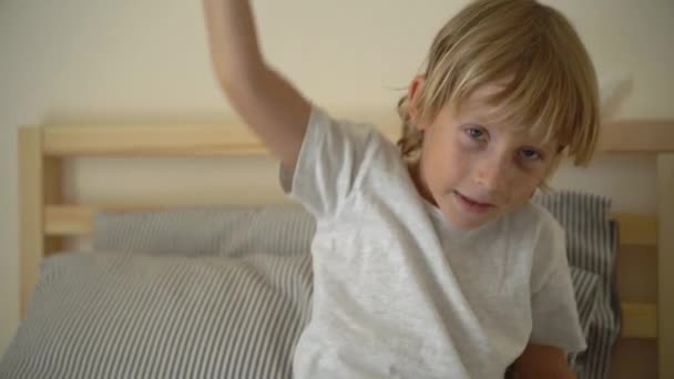 Сверхнизкий кадр маленького мальчика, бросающего салфетки в честь его выздоровления от болезни — стоковое видео