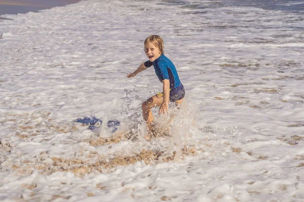 Милый мальчик веселится на тропическом пляже во время летних каникул — стоковое фото