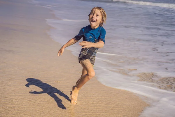 Carino ragazzino divertirsi sulla spiaggia tropicale durante le vacanze estive — Foto Stock