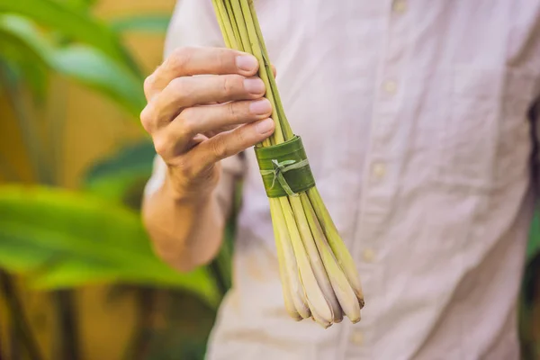 Konsep pengemasan produk ramah lingkungan. Lemongrass dibungkus dalam daun pisang, sebagai alternatif untuk kantong plastik. Konsep tanpa limbah. Pengemasan alternatif — Stok Foto