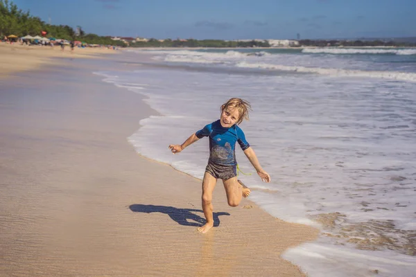 Petit garçon mignon s'amusant sur la plage tropicale pendant les vacances d'été — Photo