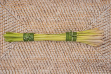 Çevre dostu ürün ambalaj konsepti. Limon otu bir muz yaprağısarılmış, plastik bir torba alternatif olarak. Sıfır atık kavramı. Alternatif ambalaj