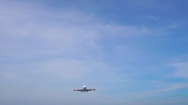 Superslowmotion bir havaalanı na kara önce uçak turistlerin üzerinde uçmak tropik bir plaj çekimi