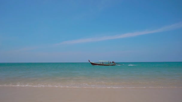 Superzeitlupenaufnahme eines thailändischen Seebootes, das auf dem Meer segelt — Stockvideo