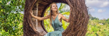 Banner, Uzun Format Bali trendi, saman yuvaları her yerde. Genç turist Bali adası, Endonezya etrafında onu seyahat zevk. Güzel bir tepede mola. Saman yuvasında fotoğraf, doğal çevre