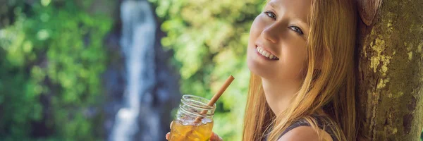 Yeşil doğa ve şelale bahçe arka plan Banner, Uzun Format mutlu duygu ile buzlu çay içme güzel bir kadının Closeup portre görüntüsü — Stok fotoğraf