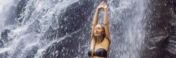 Vrouw reiziger op een waterval achtergrond. Ecotourism concept banner, lang formaat — Stockfoto