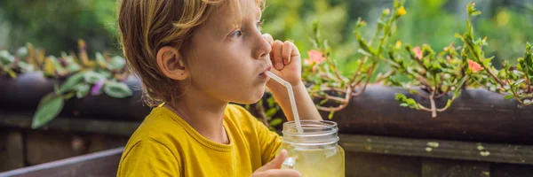 Jongen drinken sap in een café. Wat te doen met kinderen. Kindvriendelijke plaats banner, lang formaat — Stockfoto