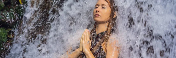 Junge Touristin in den heiligen Quellen sebatu in Bali Banner, Langformat — Stockfoto