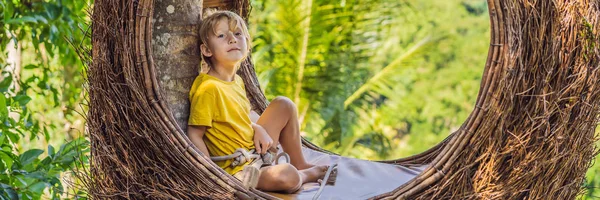 Banner, Uzun Format Bali trendi, saman yuvaları her yerde. Çocuk dostu bir yer. Boy turist Bali adası, Endonezya etrafında yaptığı seyahat zevk. Güzel bir tepede mola. Saman yuvasında fotoğraf — Stok fotoğraf