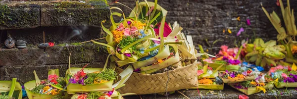 Denní nabídka-canang sárí je velmi důležitá na Bali, v Indonésii nápis, dlouhý formát — Stock fotografie