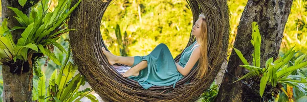 Banner, Uzun Format Bali trendi, saman yuvaları her yerde. Genç turist Bali adası, Endonezya etrafında onu seyahat zevk. Güzel bir tepede mola. Saman yuvasında fotoğraf, doğal çevre