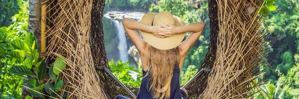Banner, Uzun Format Bali trendi, saman yuvaları her yerde. Genç turist Bali adası, Endonezya etrafında onu seyahat zevk. Güzel bir tepede mola. Saman yuvasında fotoğraf, doğal çevre