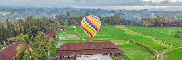 Horkovzdušných balónem nad zeleným rýžovišti. Složení přírody a modré nebe pozadí. Koncepce cestování nápis, dlouhý formát — Stock fotografie