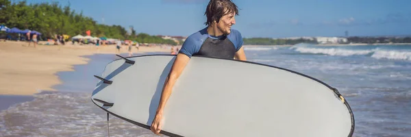 Серфер з дошкою для серфінгу, що біжить на хвилі BANNER, LONG FORMAT — стокове фото