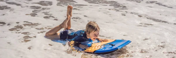Menino feliz se divertindo na praia de férias, com Boogie bordo BANNER, LONG FORMAT — Fotografia de Stock