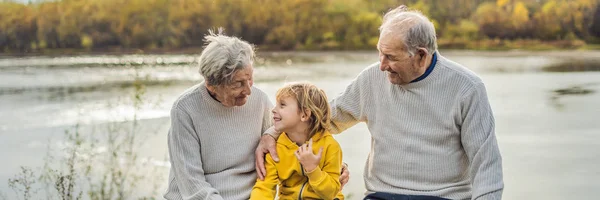 Großformatiges Seniorenpaar mit Baby-Enkel im Herbstpark. Urgroßmutter, Urgroßvater und Urenkel — Stockfoto