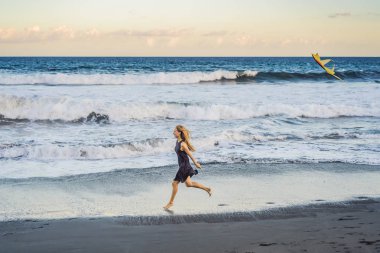 Genç bir kadın sahilde bir uçurtma başlattı. Hayal, özlemler, gelecek planları