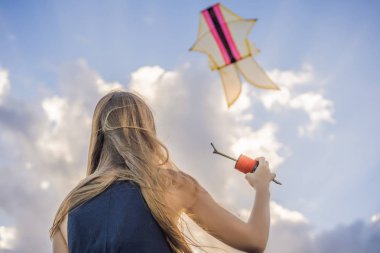 Genç bir kadın sahilde bir uçurtma başlattı. Hayal, özlemler, gelecek planları