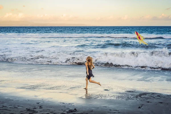 Egy fiatal nő indít kite a strandon. Álom, törekvések, jövőbeli tervek — Stock Fotó