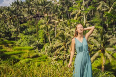 Güzel genç kadın pirinç tarım, dağ şekli yeşil Cascade pirinç alan teraslar paddies ile tipik Asya yamaçta yürümek. Ubud, Bali, Endonezya. Bali seyahat konsepti