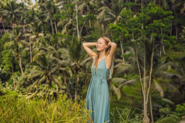 Güzel genç kadın pirinç tarım, dağ şekli yeşil Cascade pirinç alan teraslar paddies ile tipik Asya yamaçta yürümek. Ubud, Bali, Endonezya. Bali seyahat konsepti