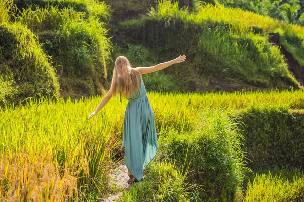 Piękna młoda kobieta chodzić na typowym azjatyckim wzgórzu z hodowli ryżu, górskich kształt zielone kaskady ryżu pole tarasy paddies. Ubud, Bali, Indonezja. Koncepcja podróży Bali — Zdjęcie stockowe