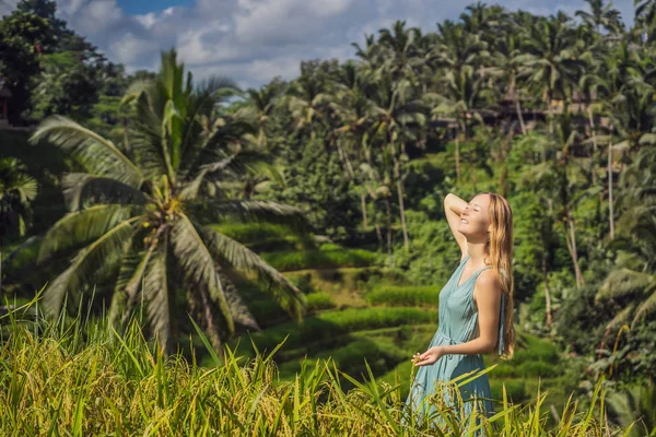 Schöne junge Frau zu Fuß an typisch asiatischen Berghang mit Reisanbau, Bergform grüne Kaskade Reisfeld Terrassen Reisfelder. ubud, bali, indonesien. bali Reisekonzept — Stockfoto