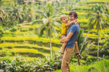 Baba ve oğlu Bali ünlü volkanların arka plan karşı Beautiful Rice Terraces üzerinde gezginler, Endonezya çocuk kavramı ile seyahat