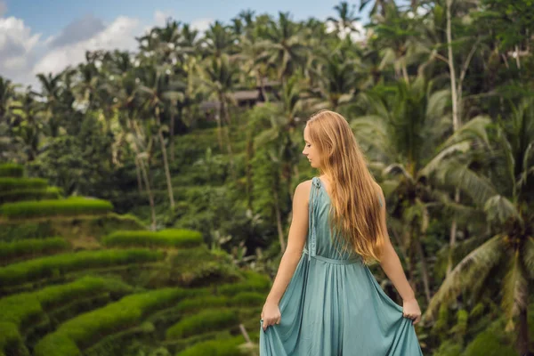 Schöne junge Frau zu Fuß an typisch asiatischen Berghang mit Reisanbau, Bergform grüne Kaskade Reisfeld Terrassen Reisfelder. ubud, bali, indonesien. bali Reisekonzept — Stockfoto