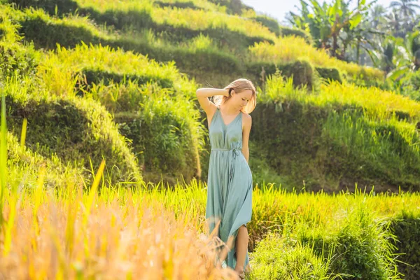 Schöne junge Frau zu Fuß an typisch asiatischen Berghang mit Reisanbau, Bergform grüne Kaskade Reisfeld Terrassen Reisfelder. ubud, bali, indonesien. bali Reisekonzept — Stockfoto