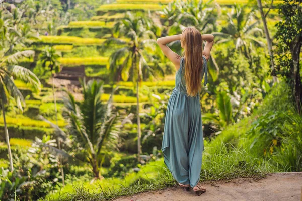 Schöne junge Frau zu Fuß an typisch asiatischen Berghang mit Reisanbau, Bergform grüne Kaskade Reisfeld Terrassen Reisfelder. ubud, bali, indonesien. bali Reisekonzept — Stockfoto
